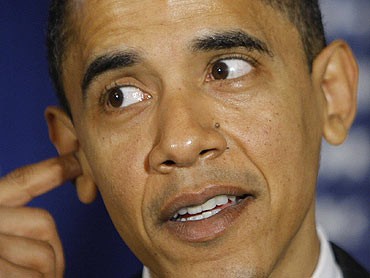 obama-sticks-finger-in-ear-prevent-brain